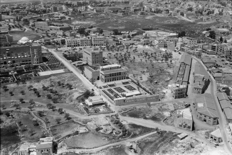 Widok z lotu ptaka na konsulat francuski i jego ogród krótko po jego wybudowaniu w 1931 r. Tuż za nim widać hotel King David. Fot. Matson Collection, Public domain, via Wikimedia Commons