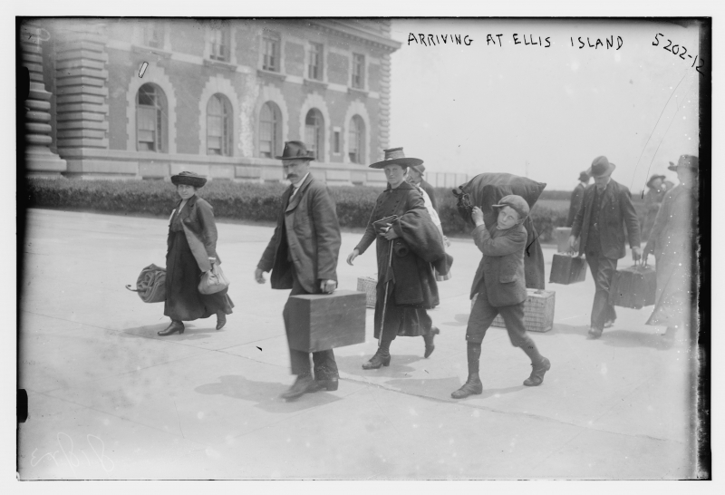 Migranci z Europy na Ellis Island, 1915 r. Fot. Bain News Service, publisher, Public domain, via Wikimedia Commons