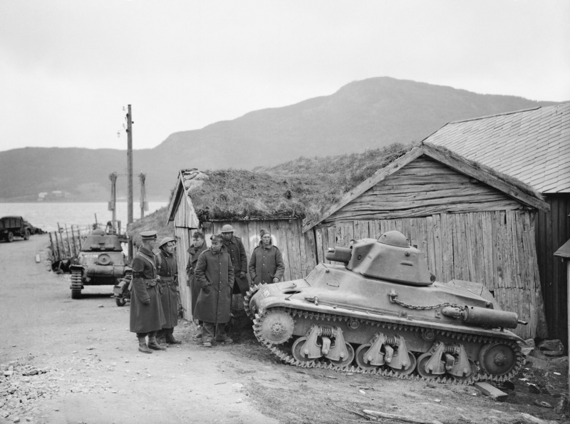 Wojska brytyjskie, polskie i francuskie obok jednego z 5 czołgów Hotchkiss H39 z 342e CACC w Steinsland, 1 czerwca 1940 r. Fot. War Office official photographer, Marshall Bishop H, Public domain, via Wikimedia Commons