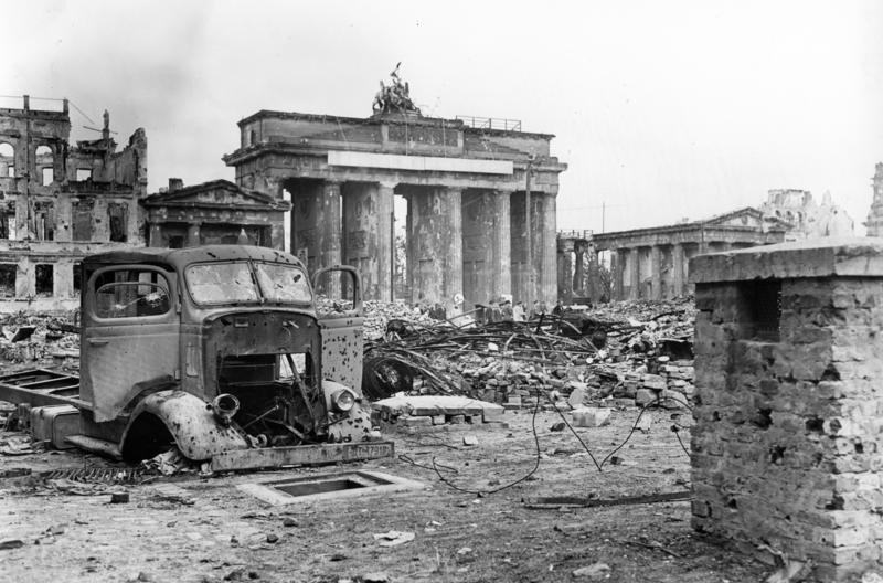 Brama Brandenubrska w Berlinie, czerwiec 1945 r. Fot. Wikimedia Commons