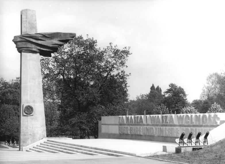 Pomnik Żołnierza Polskiego i Niemieckiego Antyfaszysty w Berlinie, zdjęcie z 1972 r. Fot. Bundesarchiv, Bild 183-L0511-025 / Kutscher (verehe. Kubiziel), Sigrid / CC-BY-SA 3.0, CC BY-SA 3.0 DE <https://creativecommons.org/licenses/by-sa/3.0/de/deed.en>, via Wikimedia Commons