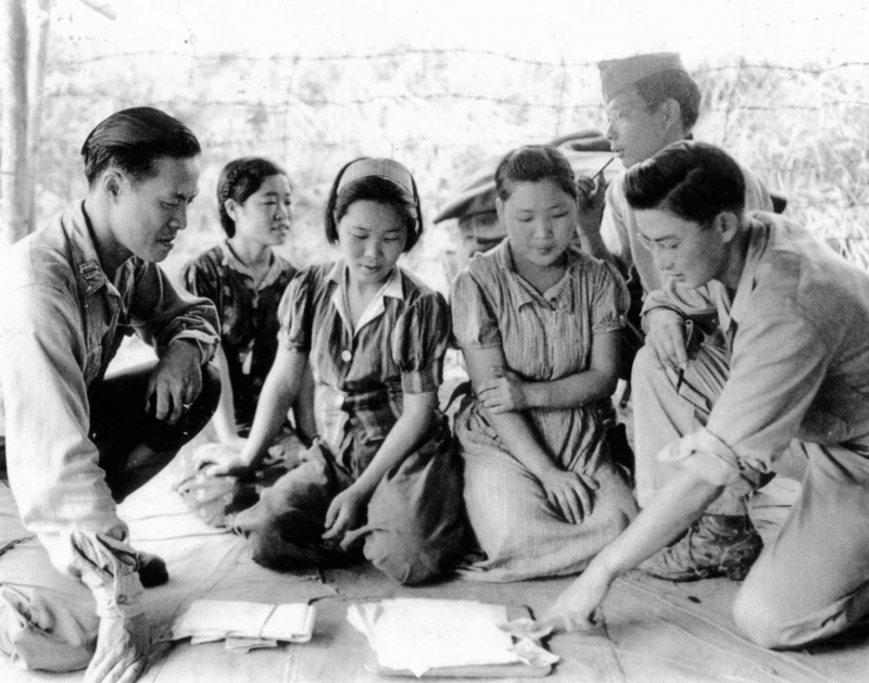 Koreańskie "pocieszycielki" przesłuchiwane przez amerykańskich żołnierzy podczas kampanii birmańskiej, 14 sierpnia 1944 r. Fot. U.S. Army, Public domain, via Wikimedia Commons