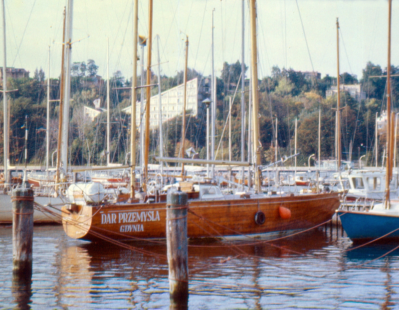 Dar Przemyśla w gdyńskim porcie (rok 1985). Fot. Dariusz Westphaledited by: Goku122, CC BY-SA 3.0 <https://creativecommons.org/licenses/by-sa/3.0>, via Wikimedia Commons