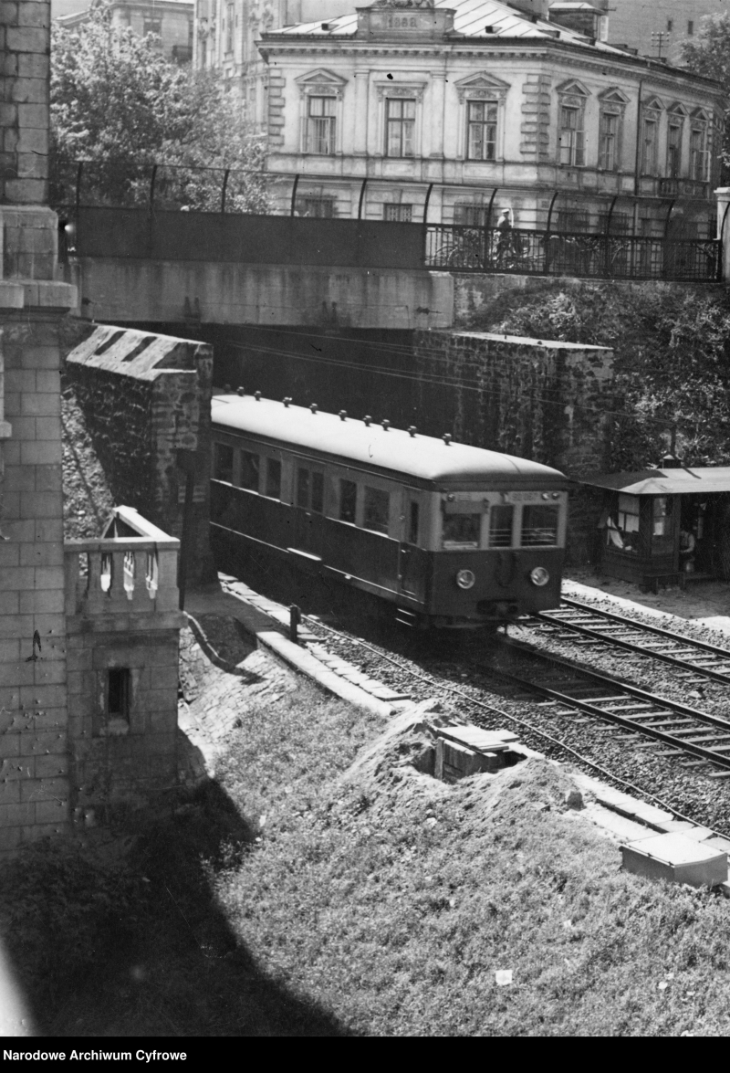 1936 rok. Pociąg elektryczny u wylotu tunelu średnicowego na Powiślu. Fot. NAC