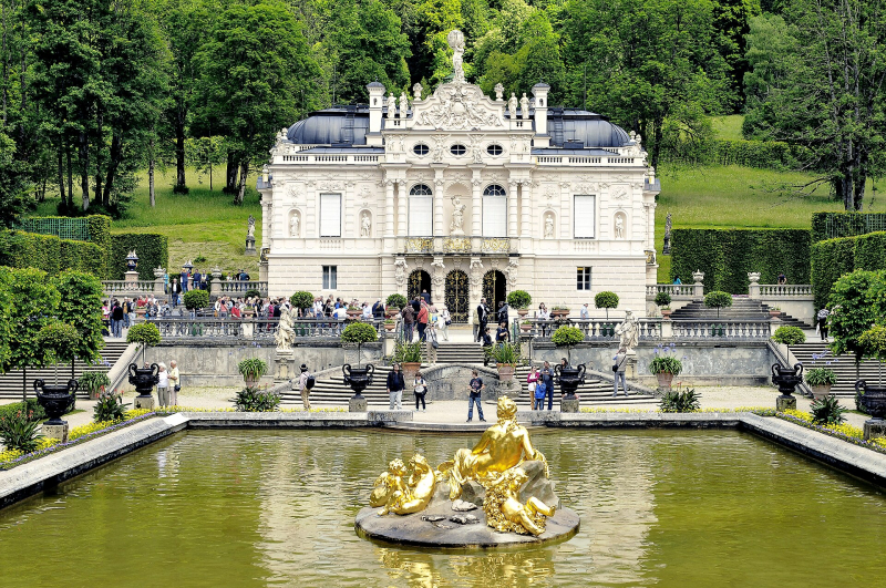 Pałac Linderhof. Fot. LBM1948, CC BY-SA 4.0 <https://creativecommons.org/licenses/by-sa/4.0>, via Wikimedia Commons