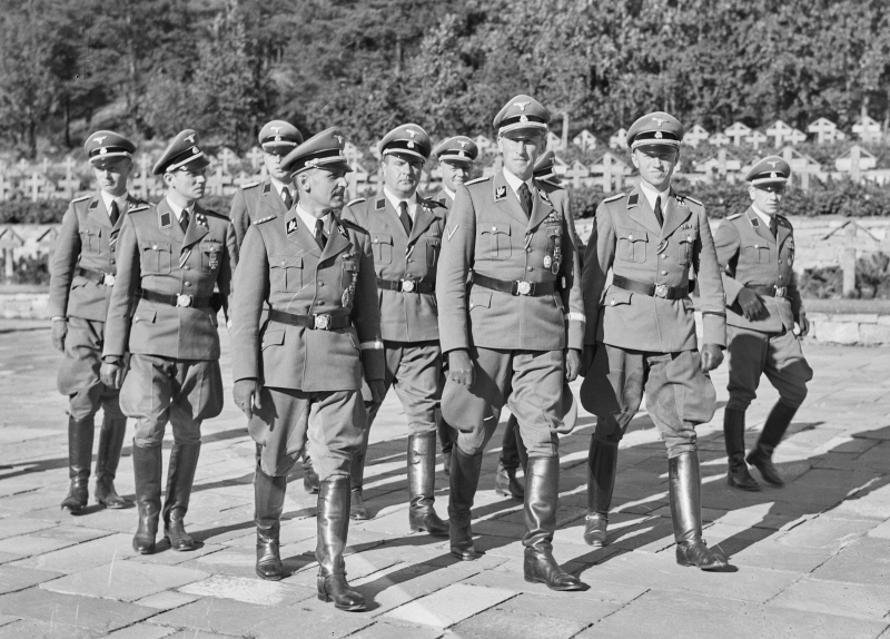 Ekeberg, Norwegia, 3-6.09.1941 r. Trzeci od prawej Reinhard Heydrich podczas wizytacji cmentarza dla niemieckich żołnierzy. Fot. NTB, CC BY-SA 4.0 <https://creativecommons.org/licenses/by-sa/4.0>, via Wikimedia Commons