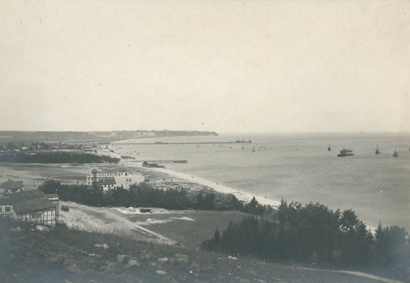 Brzeg morski w Gdyni, ok. 1925. Fot. National Library of Poland, Public domain, via Wikimedia Commons