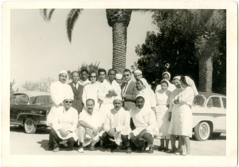 Fanon z personelem szpitala, Blida-Joinville, 1953-1956. Fot. https://thetricontinental.org/dossier-26-fanon/, Public domain, via Wikimedia Commons