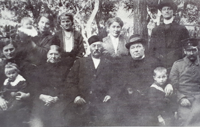 Kaszubska rodzina z Gdyni. Fot. author unknown, Public domain, via Wikimedia Commons