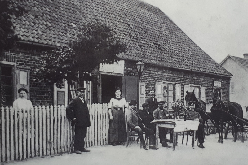 Scenka rodzajowa przed karczmą, Gdynia, ok. 1910 r. Fot. author not known, Public domain, via Wikimedia Commons