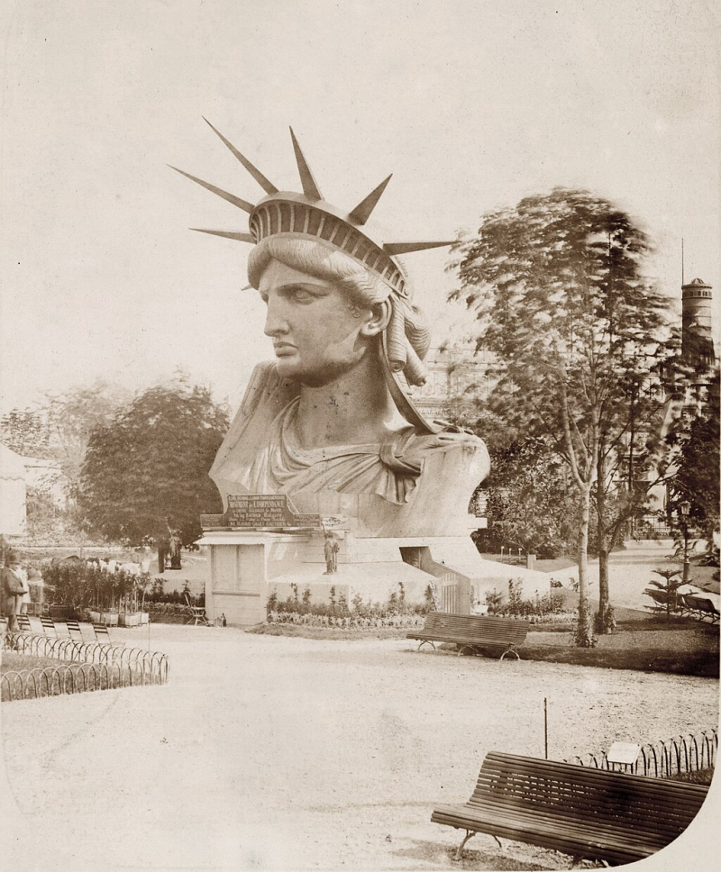 Statua Wolności w Paryżu w 1878 r. Fot. Albert Fernique, Public domain, via Wikimedia Commons
