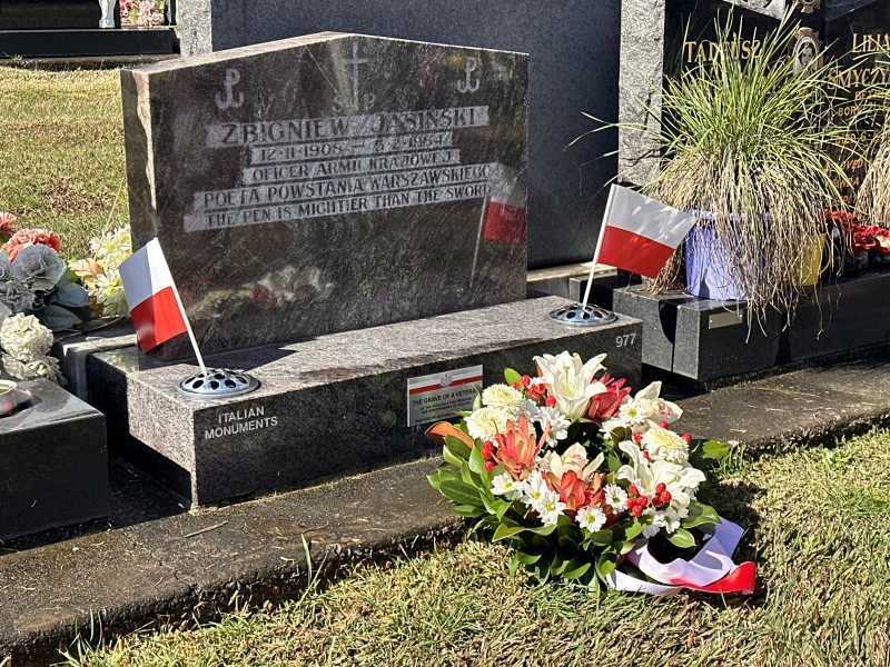 15 sierpnia w Dniu Wojska Polskiego na grobie Zbigniewa Jasińskiego, poety, żołnierza Powstania Warszawskiego, autora znanego wiersza „Żądamy amunicji" pojawił się znak Instytutu Pamięci Narodowej GRAVE OF A VETERAN - Weteran Walk o Niepodległość i Wolność Polski.