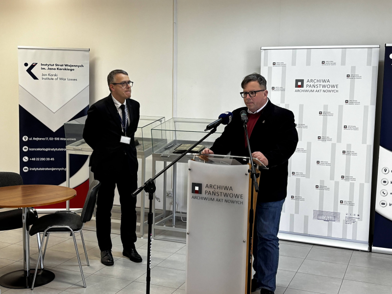 Od lewej: Mariusz Olczak, dyrektor Archiwum Akt Nowych oraz Bartosz Gondek, dyrektor Instytutu Strat Wojennych im. Jana Karskiego. Fot. Michał Maske