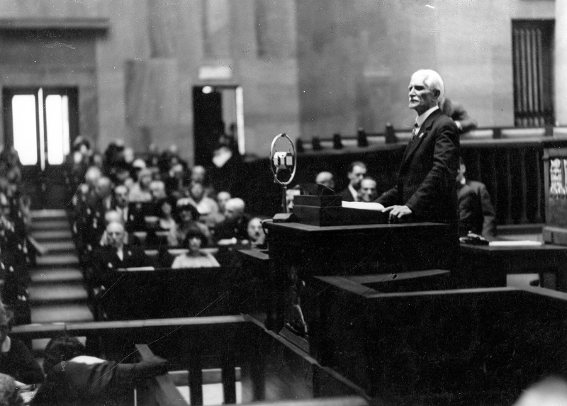 Warszawa, 20 czerwca 1930 r. Otwarcie Kongres PEN Clubów w sali Sejmu – przemawia marszałek Sejmu Ignacy Daszyński. Fot. Narodowe Archiwum Cyfrowe