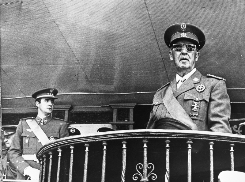 Pierwszy od prawej gen. Francisco Franco w 1969 r. Fot. Anefo, CC0, via Wikimedia Commons