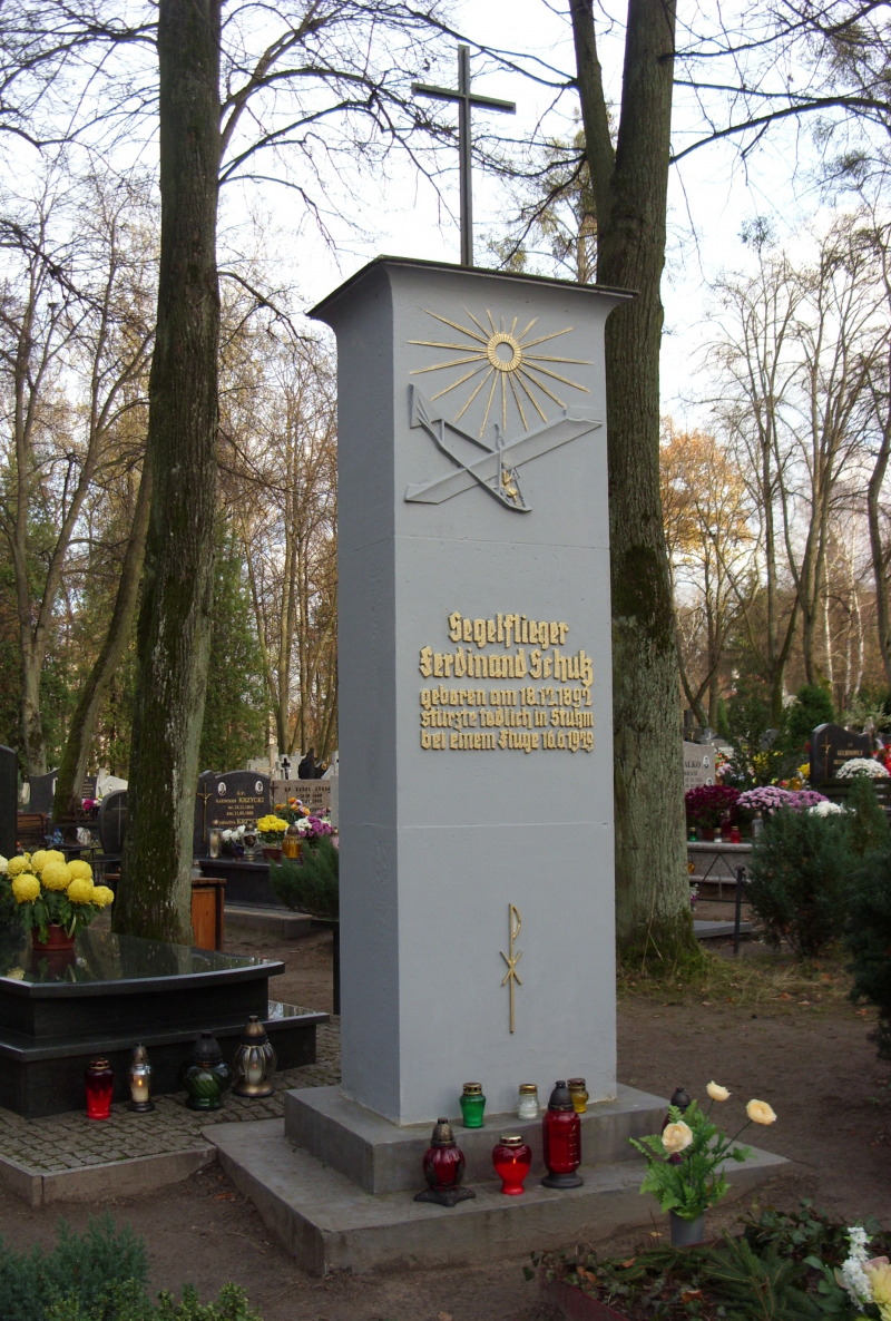 Nagrobek Ferdinanda Schulza na cmentarzu w Lidzbarku Warmińskim. Fot. Romek, CC BY-SA 3.0 <https://creativecommons.org/licenses/by-sa/3.0>, via Wikimedia Commons