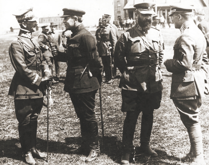 Od lewej: gen. Antoni Listowski, Symon Petlura, płk Wołodymyr Salski, płk Marko Bezruczko, oficerowie ukraińscy i polscy – wyprawa kijowska, kwiecień 1920 roku. Fot. Author unknown, Public domain, via Wikimedia Commons