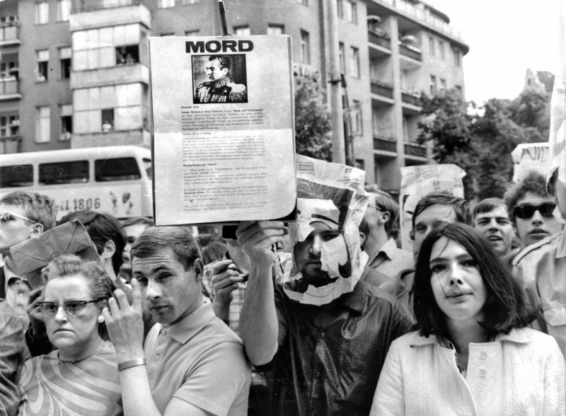 Demonstracja przeciwko szachowi, Berlin Zachodni, 1968 r. Fot. Stiftung Haus der Geschichte, CC BY-SA 2.0 <https://creativecommons.org/licenses/by-sa/2.0>, via Wikimedia Commons
