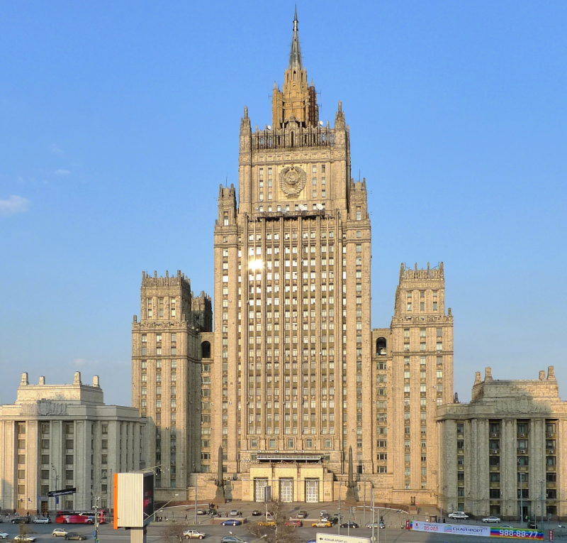 Budynek Ministerstwa Spraw Zagranicznych Rosji - jedna z „Siedmiu Sióstr Stalina”. Fot. Ministry_of_Foreign_Affairs_Russia.jpg: https://www.flickr.com/people/erikcharlton/derivative work: Santiago Casuriaga, CC BY 2.0 <https://creativecommons.org/licenses/by/2.0>, via Wikimedia Commons