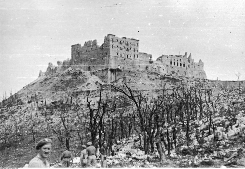 Żołnierze 2 Korpusu Polskiego na pobojowisku na Monte Cassino. Fot. Wikimedia Commons