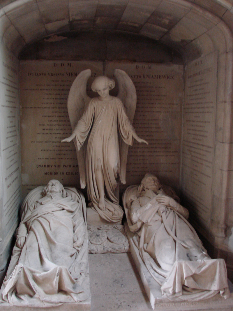 Rzeźba epitafijna polskich emigrantów Niemcewicza i Kniaziewicza dłuta Władysława Oleszczyńskiego z 1848 w kolegiacie św. Marcina. Fot. Photograph by Mussklprozz taken 2007-05-13, CC BY-SA 3.0 <http://creativecommons.org/licenses/by-sa/3.0/>, via Wikimedia Commons