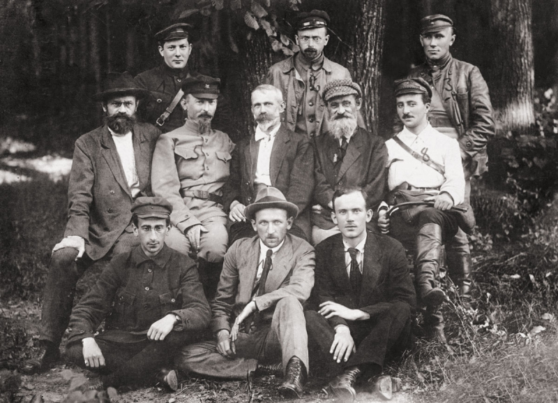 Polrewkom, początek sierpnia 1920. W środku: Feliks Dzierżyński, Julian Marchlewski, Feliks Kon. Fot. [1], Public domain, via Wikimedia Commons