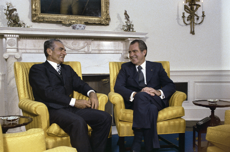 Mohammad Reza i prezydent USA Richard Nixon w Gabinecie Owalnym w Białym Domu w Waszyngtonie, 1973 r. Fot. The Nixon library, Public domain, via Wikimedia Commons
