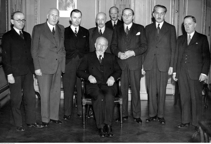 Rząd Tomasza Arciszewskiego (29 listopada 1944 - 2 lipca 1947). Premier Tomasz Arciszewski siedzi, od lewej ministrowie: Stanisław Sopicki, Jan Kwapiński, Adam Tarnowski, Adam Pragier, Adam Romer, Zygmunt Berezowski, Władysław Folkierski, Bronisław Kuśnierz. Fot. National Digital Archives, Public domain, via Wikimedia Commons