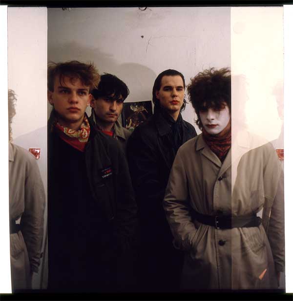 Drugi skład zespołu Siekiera, zdjęcie z przełomu lat 1985/1986. Od lewej do prawej: Zbigniew Musiński, Paweł Młynarczyk, Tomasz Adamski, Dariusz Malinowski. Fot. Mirosław Makowski, CC BY-SA 3.0 <https://creativecommons.org/licenses/by-sa/3.0>, via Wikimedia Commons