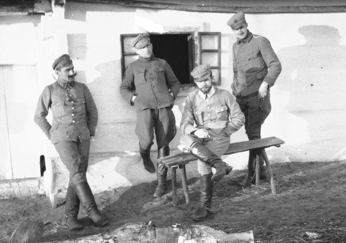 Felicjan Sławoj Składkowski (pierwszy z lewej) podczas służby w Legionach Polskich, z majorem Michałem Żymierskim (siedzi) i porucznikiem Janem Bratro w 1916 r. Fot. See page for author, Public domain, via Wikimedia Commons