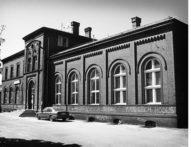 Dworzec kolejowy w Trzemesznie. Fot. Wojtekskalski, CC BY-SA 4.0 <https://creativecommons.org/licenses/by-sa/4.0>, via Wikimedia Commons