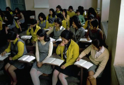 Studenki w Teheranie, 1971 r. Fot. Unknown (republished by parstimes.com), Public domain, via Wikimedia Commons