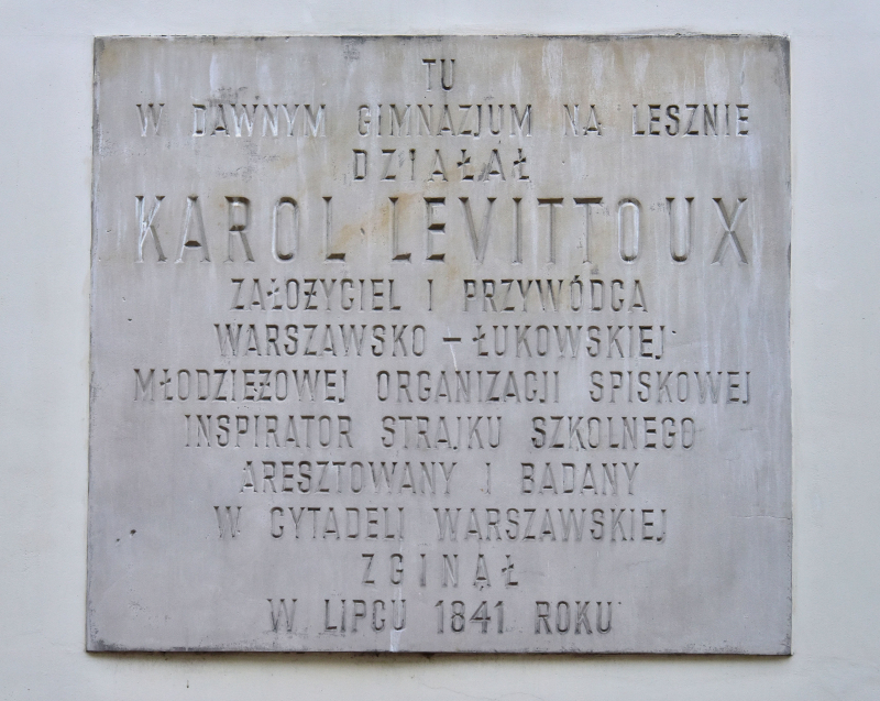 Tablica upamiętniająca Karola Levittoux na bocznej ścianie pałacu Działyńskich w Warszawie. Fot. Adrian Grycuk, CC BY-SA 3.0 PL <https://creativecommons.org/licenses/by-sa/3.0/pl/deed.en>, via Wikimedia Commons