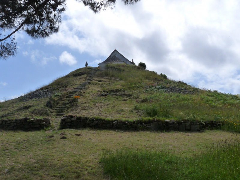 Tumulus Saint-Michel, grób megalityczny w Bretanii< Francja. Fot. Ji-Elle, CC BY-SA 3.0, via Wikimedia Commons