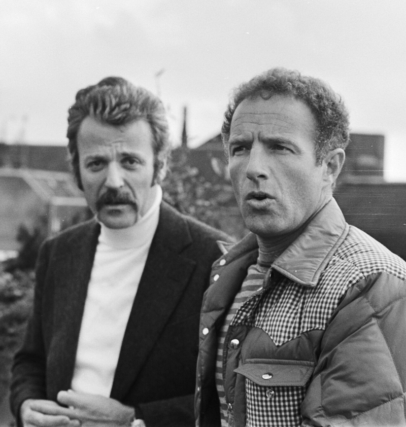 William Goldman (po lewej) i aktor James Caan podczas zdjeć do filmu „O jeden most za daleko”. Fot. Hans Peters for Anefo, CC BY-SA 3.0 NL <https://creativecommons.org/licenses/by-sa/3.0/nl/deed.en>, via Wikimedia Commons