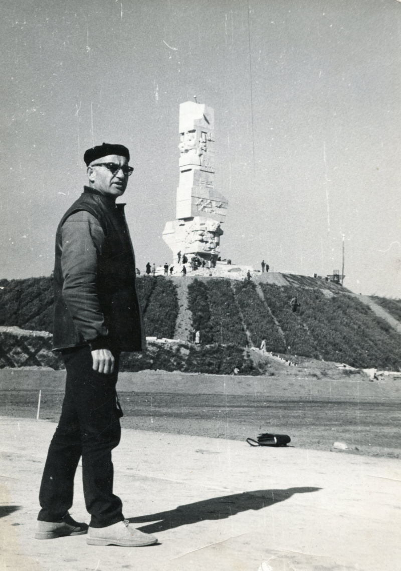 Franciszek Duszeńko na tle pomnika na Westerplatte, fot. materiały prywatne rodziny