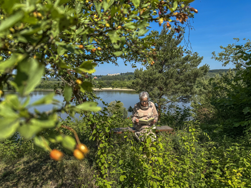 Małgorzata Szejnert podczas lektury. Fot. Tomasz Sikora