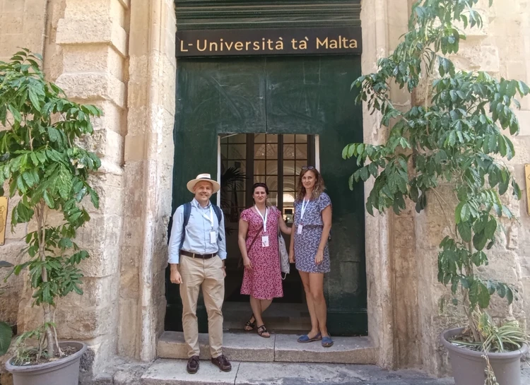 Zespół z Wydziału Architektury, od lewej: Mikołaj Grosel, dr Maria Legut-Pintal, dr inż. arch. Anna Kubicka-Sowińska, podczas konferencji MetroArcheo na Malcie, na której prezentowano wyniki badań. Fot. Politechnika Wrocławska