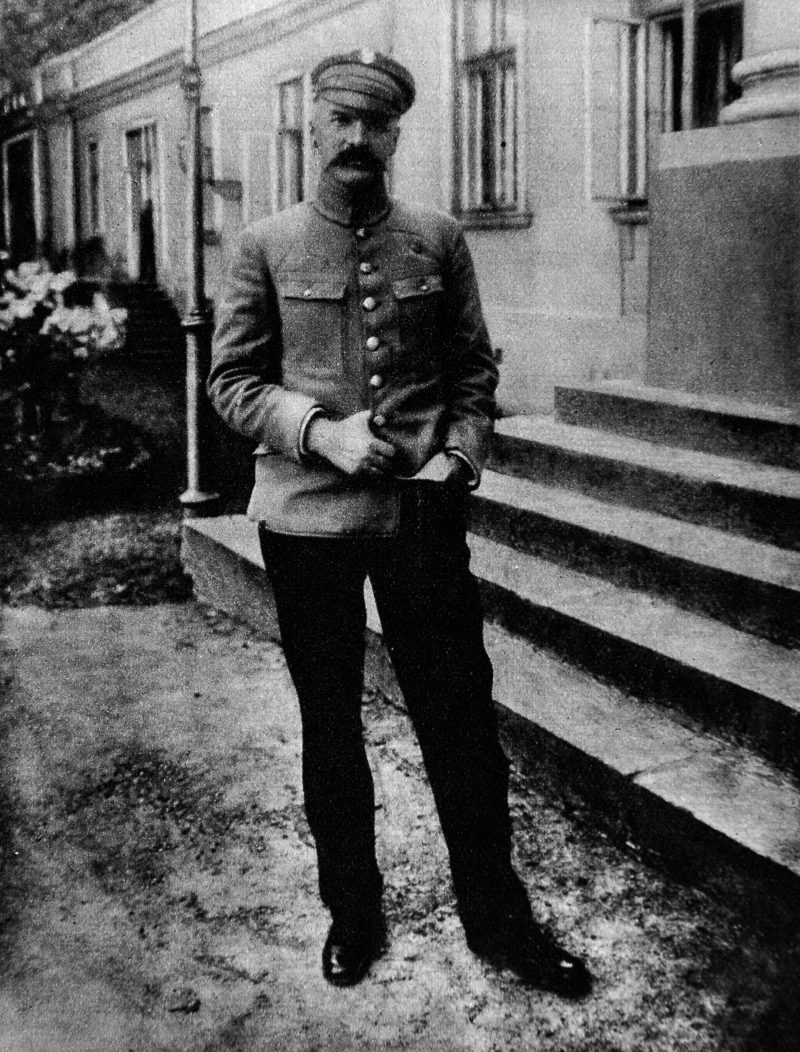 Józef Piłsudski przed Belwederem w 1922 roku. Fot. PAP/Reprodukcja Jan Morek