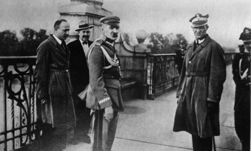 Warszawa 12.05.1926 r. Marszałek Polski Józef Piłsudski w otoczeniu oficerów przed ostatnią przed zamachem stanu rozmową z prezydentem RP Stanisławem Wojciechowskim. Fot. PAP/Reprodukcja