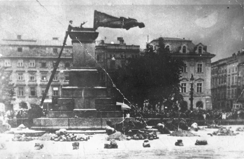 Kraków 08.1940. Niemcy okupujący miasto obalają pomnik Adama Mickiewicza znajdujący się na Rynku Głównym. amw/mo PAP/CAF
