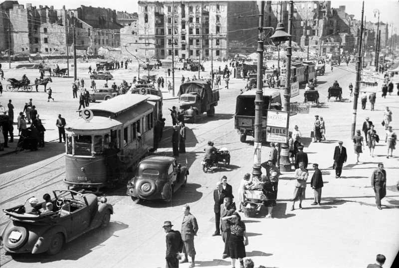 Tramwaj linii 9 na skrzyżowaniu Marszałkowskiej i Alei Jerozolimskich w Warszawie, fot. PAP/Stanisław Dąbrowiecki