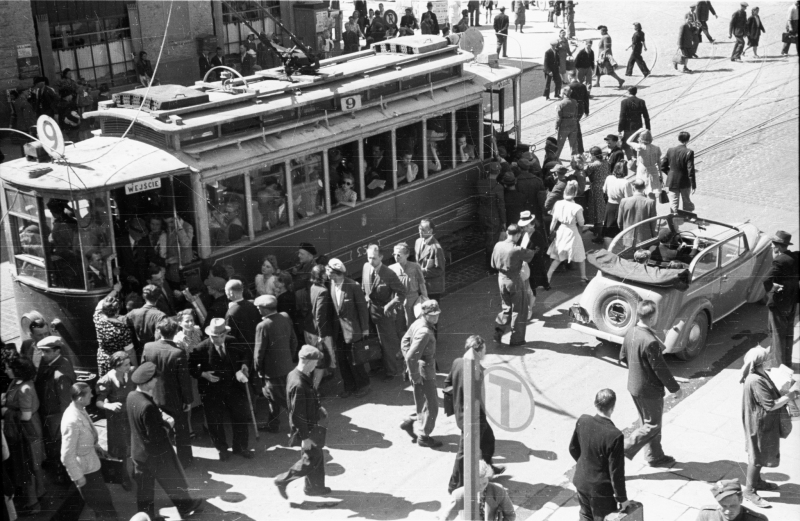 Tramwaj linii 9 w Warszawie tuż po wonie, fot. PAP/Stanisław Dąbrowiecki