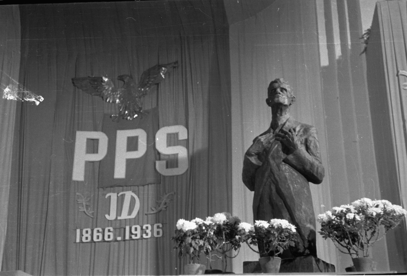 Warszawa, 26 października 1946 r. Akademia w sali teatru Roma przy ul. Nowogrodzkiej z okazji dziesiątej rocznicy śmierci Ignacego Daszyńskiego zorganizowana przez Polską Partię Socjalistyczną. PAP/Stanisław Dąbrowiecki