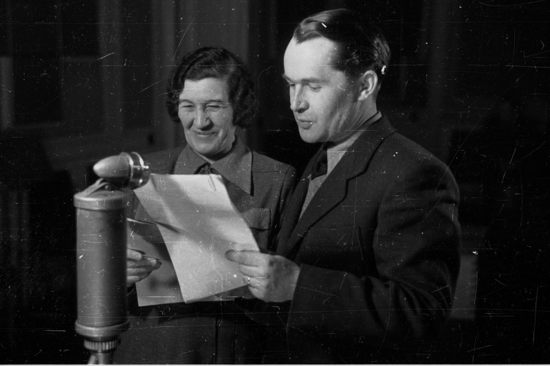 Studio Polskiego Radia. Na zdjęciu kierownik działu dziecięcego PR Wanda Tatarkiewicz-Małkowska, zwana ciocią radiową, i Józef Małgorzewski, wujek radiowy, prowadzą audycję dla dzieci pt. "Wszystkiego po trochu", 1947 r. Fot. PAP/Stanisław Dąbrowiecki