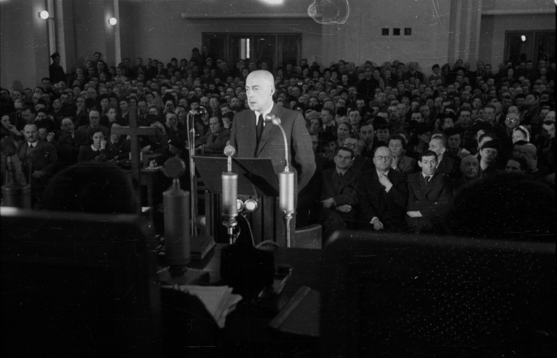 Premier Józef Cyrankiewicz, były więzień obozu w Oświęcimiu, składa zeznania podczas procesu komendanta obozu Rudolfa Hoessa przed Najwyższym Trybunałem Narodowym. Fot. PAP/Stanislaw Dabrowiecki 