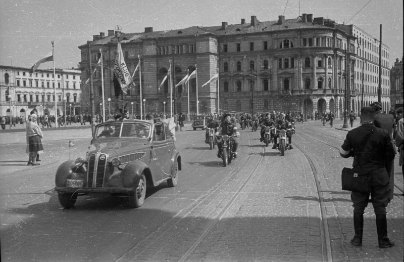 W tle Dom Bez Kantów w Warszawie w 1947 r. Fot. PAP
