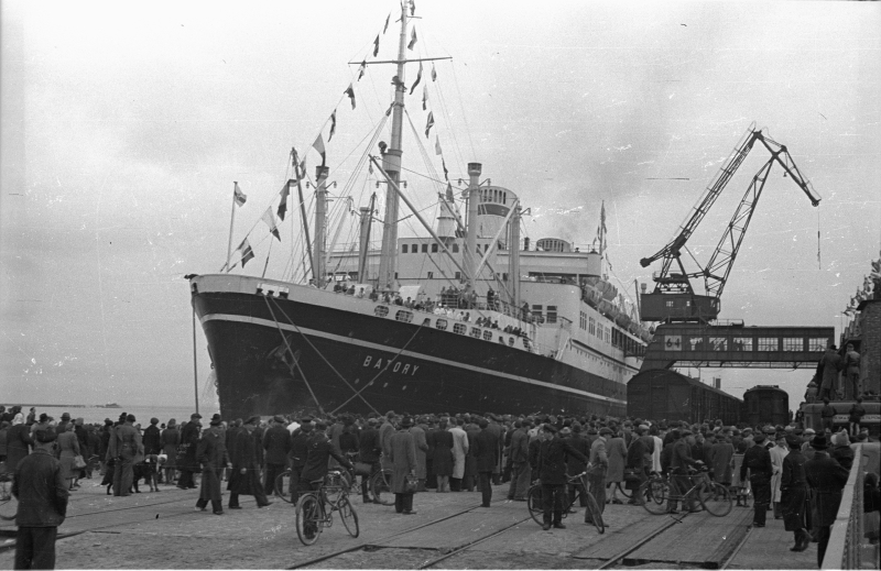Gdynia, 4.05.1947 r. Powitanie statku pasażerskiego Batory. Wyprodukowany w 1936 r., osobowy transatlantyk Batory w czasie II wojny światowej używany był jako wojskowy transportowiec. Fot. PAP