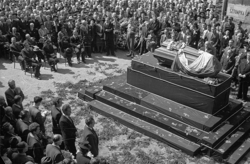 Warszawa, 13 maja 1947 r. Aktor i reżyser Juliusz Osterwa zmarł w Warszawie 10 maja 1947 r., a pochowany został w Krakowie na Cmentarzu na Salwatorze. W Warszawie odprawiono mszę pogrzebową w kościele pw. Św. Krzyża. Na zdjęciu trumna na katafalku na placu przed Teatrem Polskim, gdzie pożegnano zmarłego aktora. Potem nastąpi przewiezienie zwłok do Krakowa. Fot. PAP