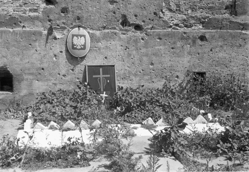 Prowizoryczna tablica upamiętniająca miejsce zbiorowej egzekucji dokonanej na Polakach przez hitlerowców podczas II wojny światowej, lipiec 1947 r. Fot. PAP